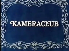 Фотограф снимает на камеру стеснительную красавицу